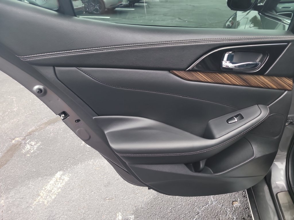 Used 2017 Nissan Maxima Platinum w/ Medallion Package FWD image 9