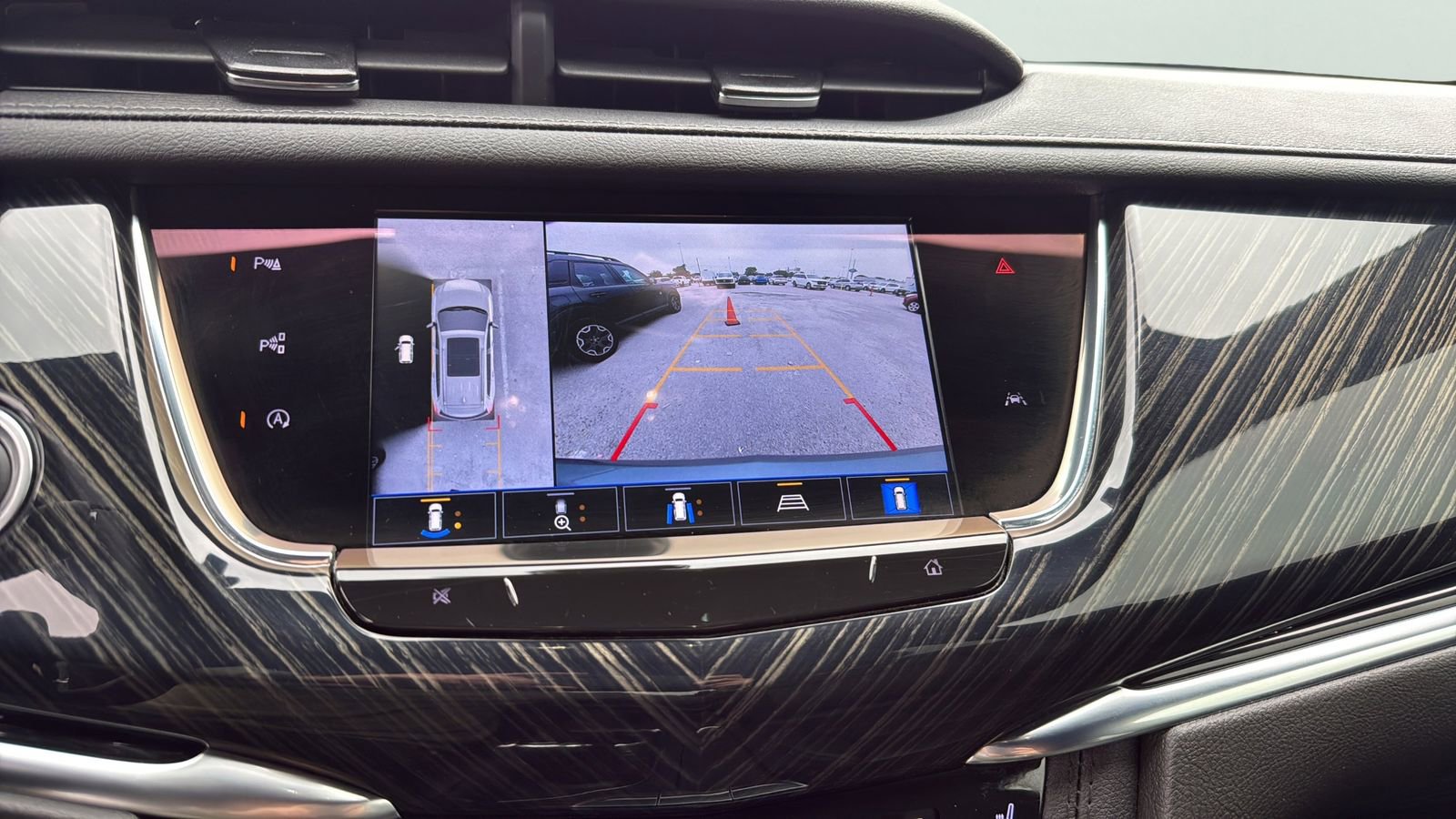 Used 2023 Cadillac XT6 Premium Luxury w/ Technology Package FWD image 18