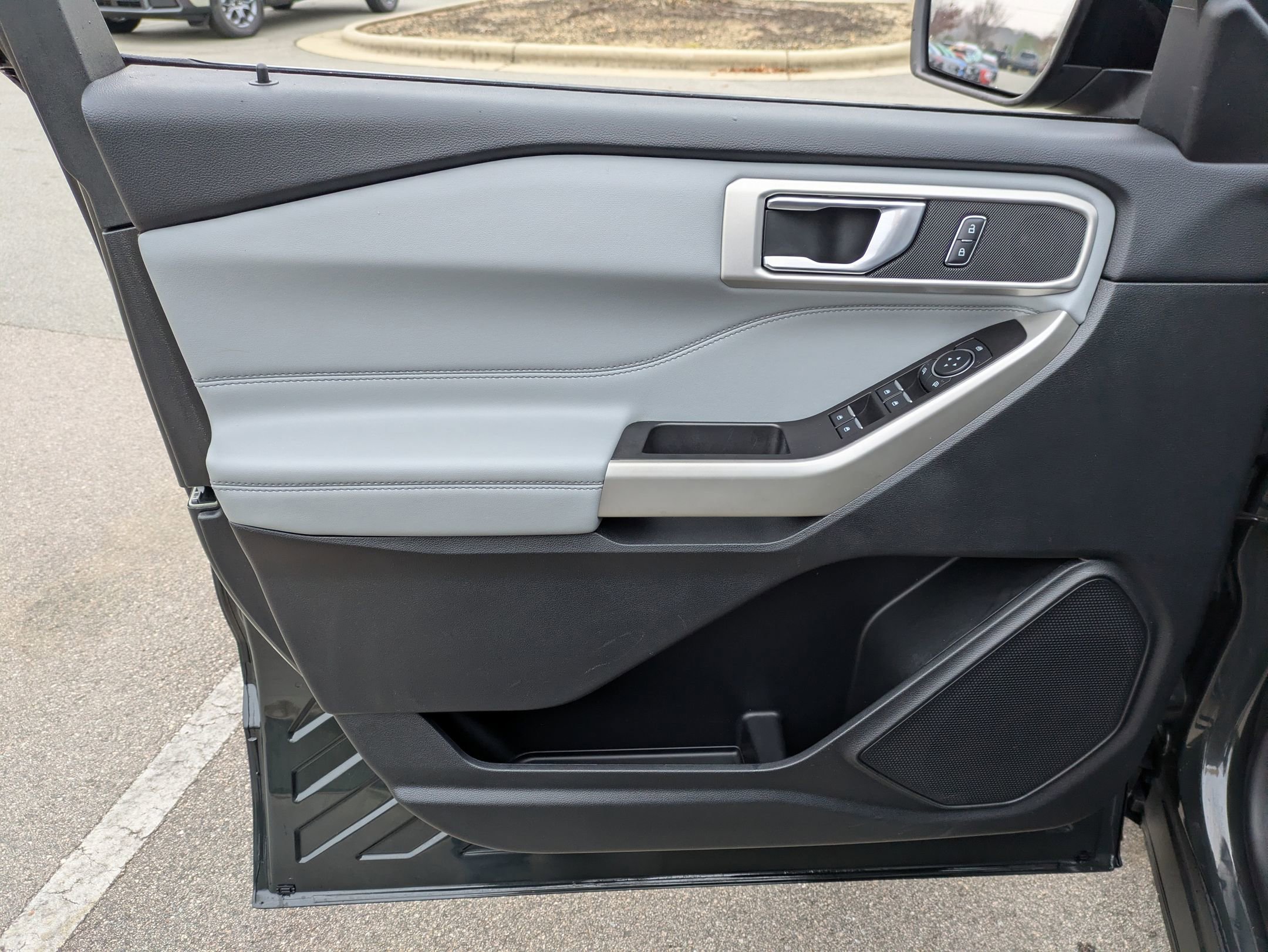 Certified 2022 Ford Explorer XLT w/ Equipment Group 202A image 15