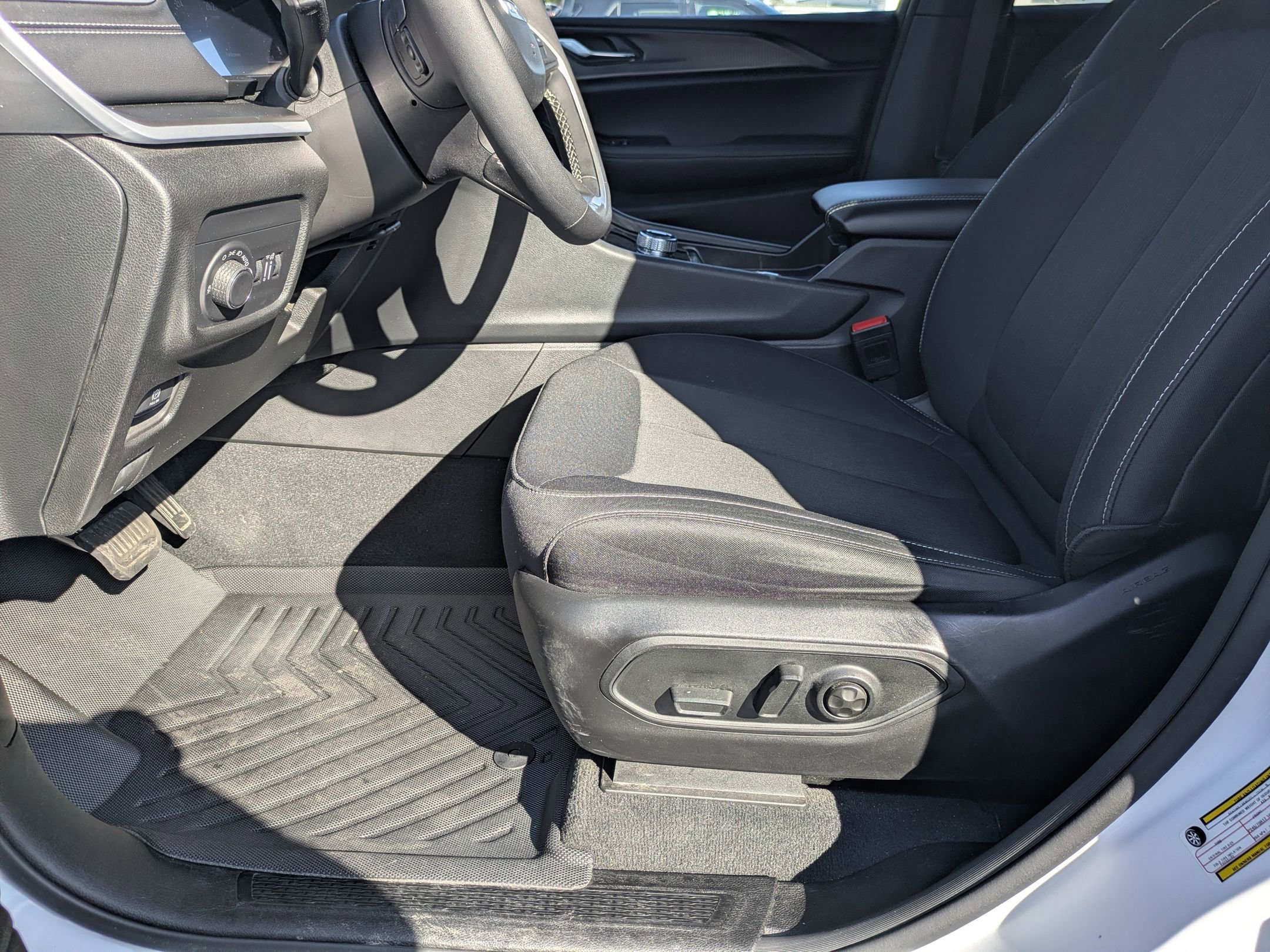 Used 2025 Jeep Grand Cherokee Laredo w/ Luxury Tech Group I image 12