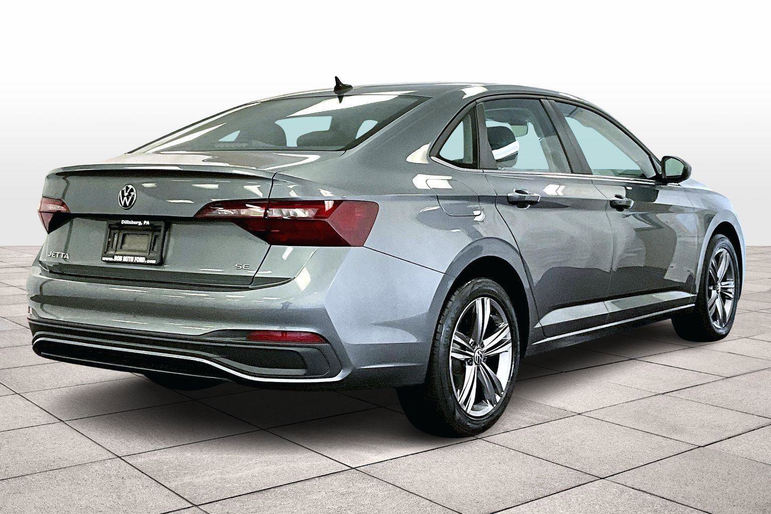 Used 2022 Volkswagen Jetta SE image 3