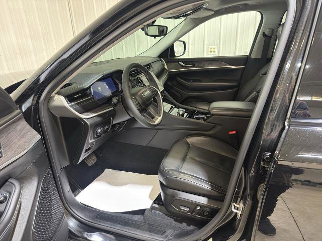 Used 2023 Jeep Grand Cherokee L Limited w/ Black Appearance Package image 7