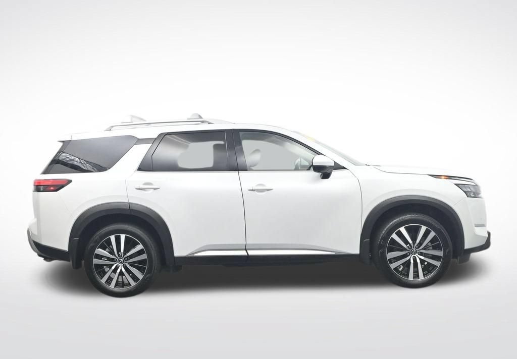 Used 2025 Nissan Pathfinder Platinum FWD image 4