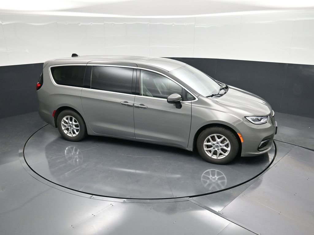 Used 2023 Chrysler Pacifica Touring-L image 42