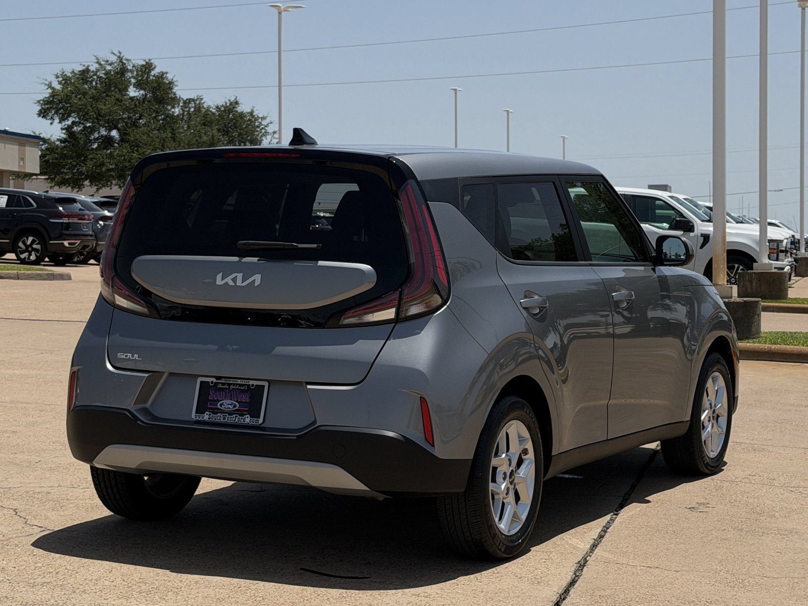 Used 2025 Kia Soul LX w/ LX Technology Package FWD image 4