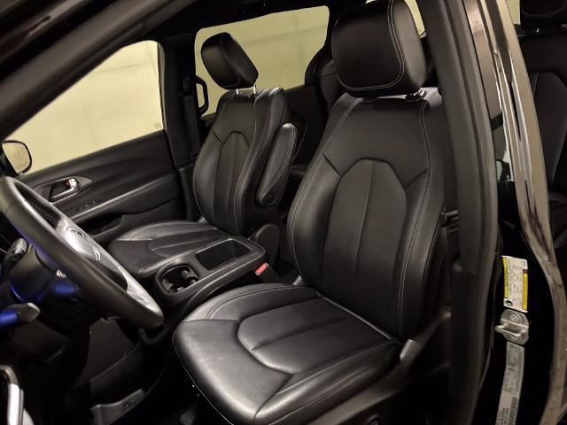Used 2025 Chrysler Pacifica Select FWD image 17