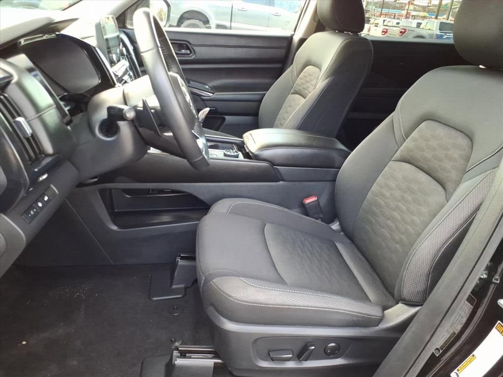 Used 2025 Nissan Pathfinder SV image 16
