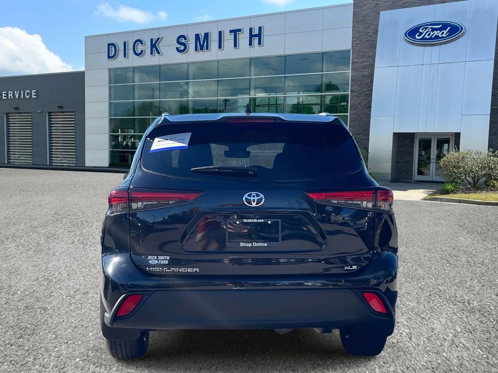 Used 2023 Toyota Highlander XLE image 3