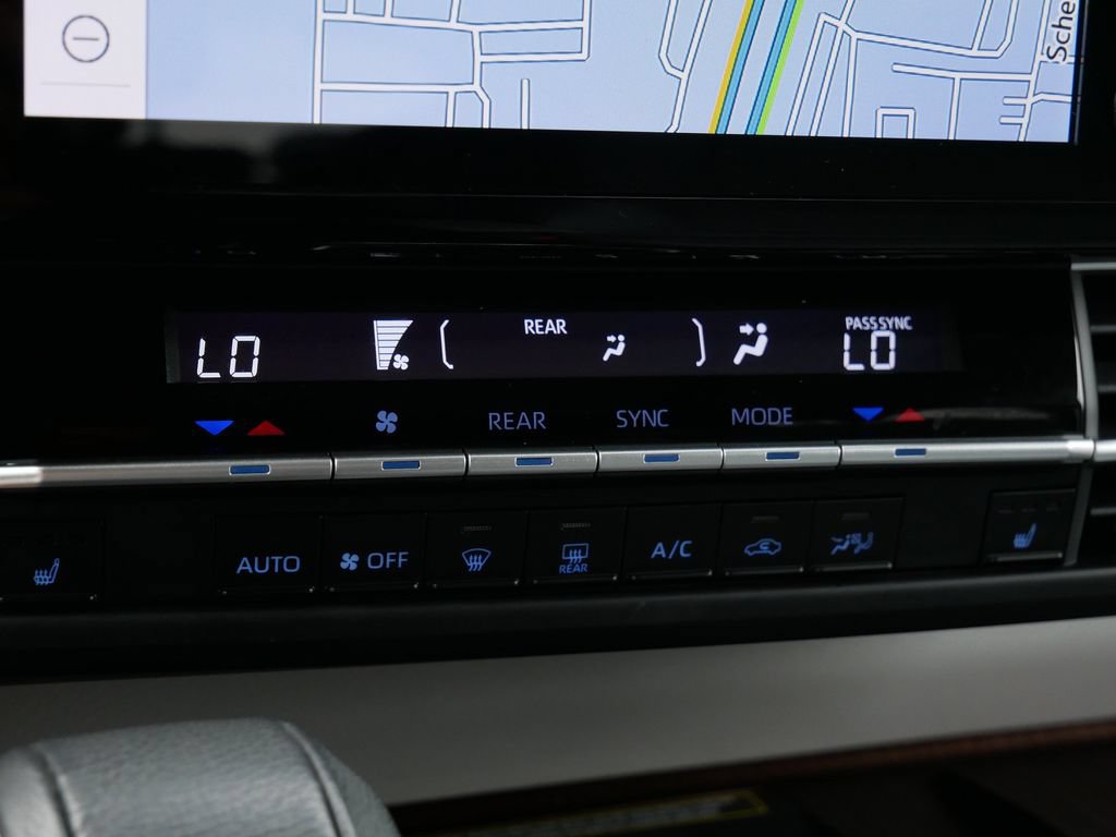 Used 2021 Toyota Sienna XLE w/ XLE Plus Package FWD image 23