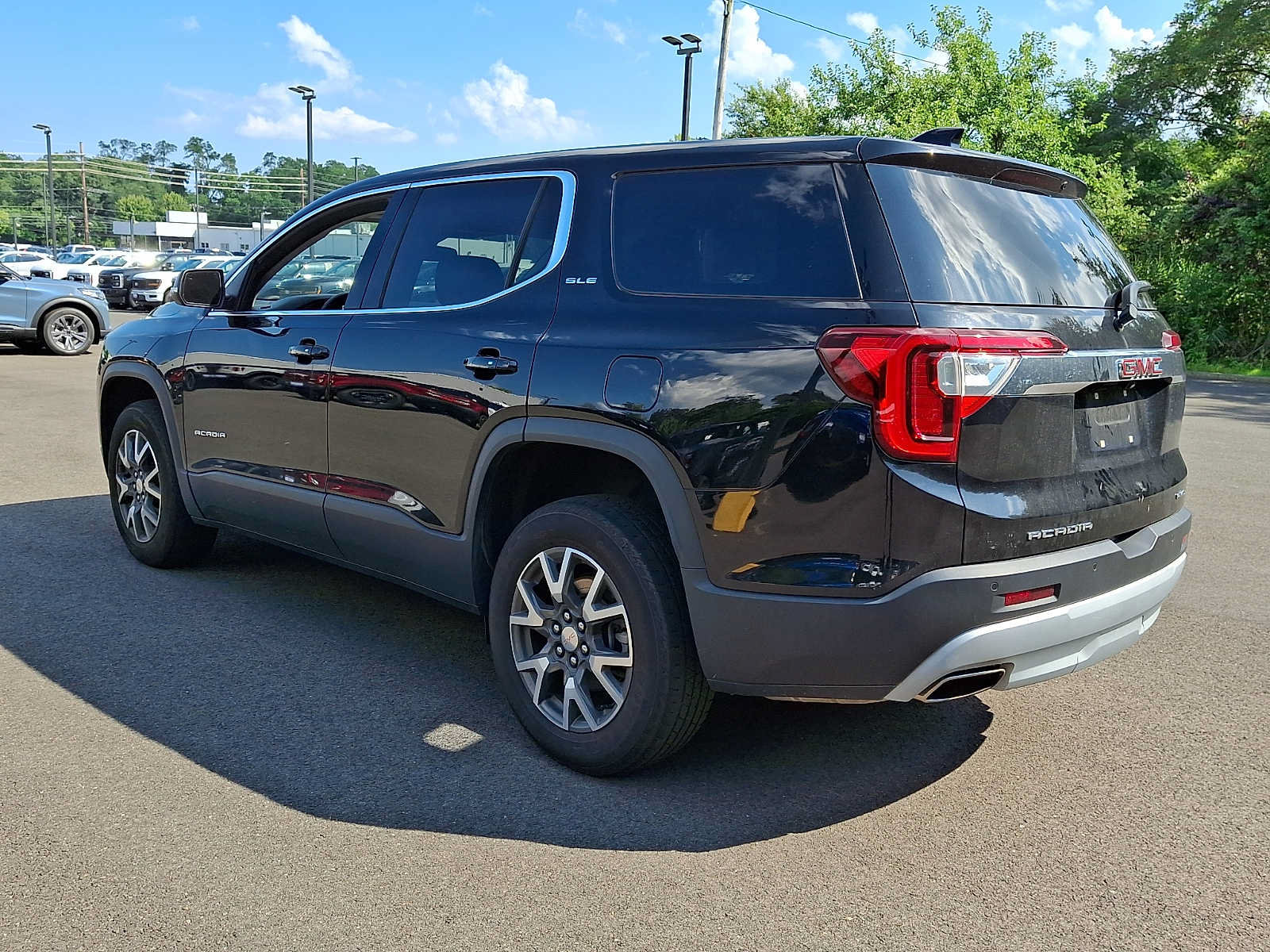 Used 2023 GMC Acadia SLE AWD/4WD image 4