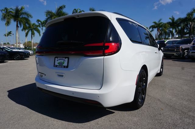 Used 2023 Chrysler Pacifica Touring-L w/ S Appearance Package image 3