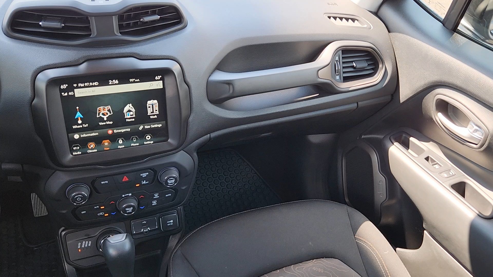 Used 2023 Jeep Renegade Latitude AWD/4WD image 6