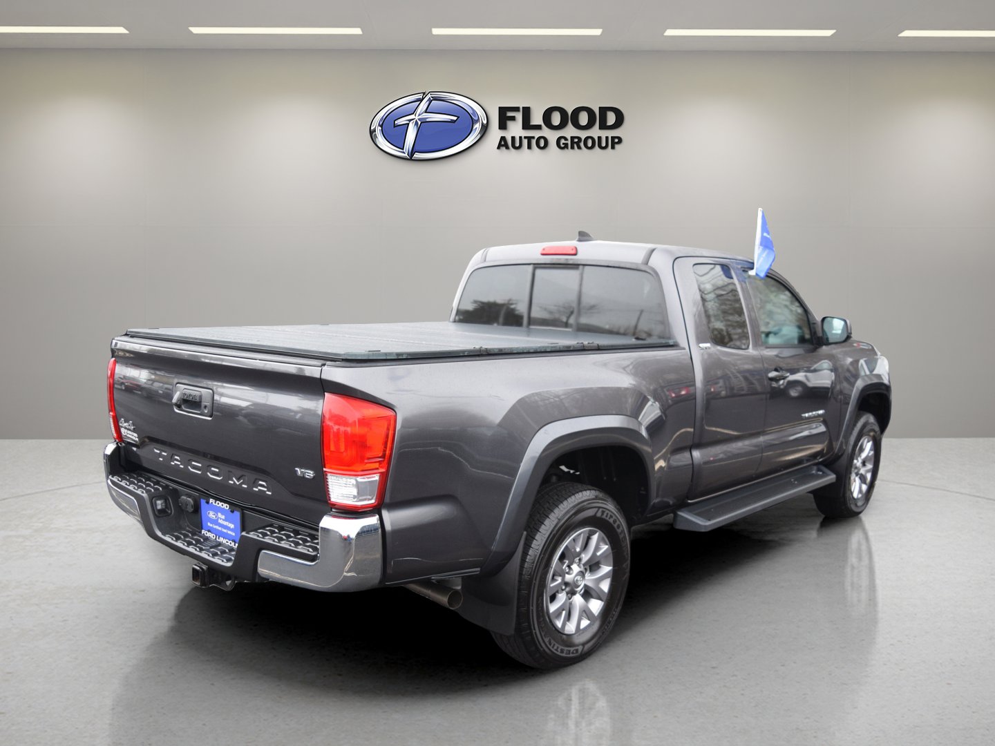 Used 2017 Toyota Tacoma SR5 w/ Tow Package image 4