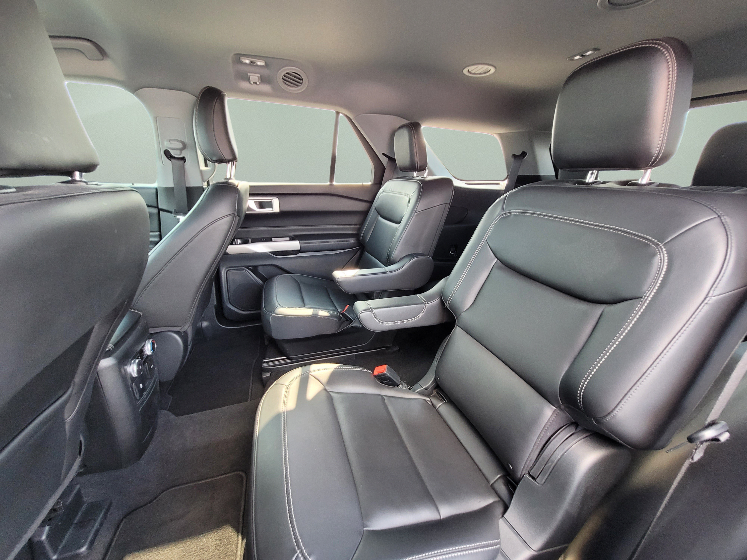 Certified 2022 Ford Explorer XLT w/ Equipment Group 202A AWD/4WD image 18
