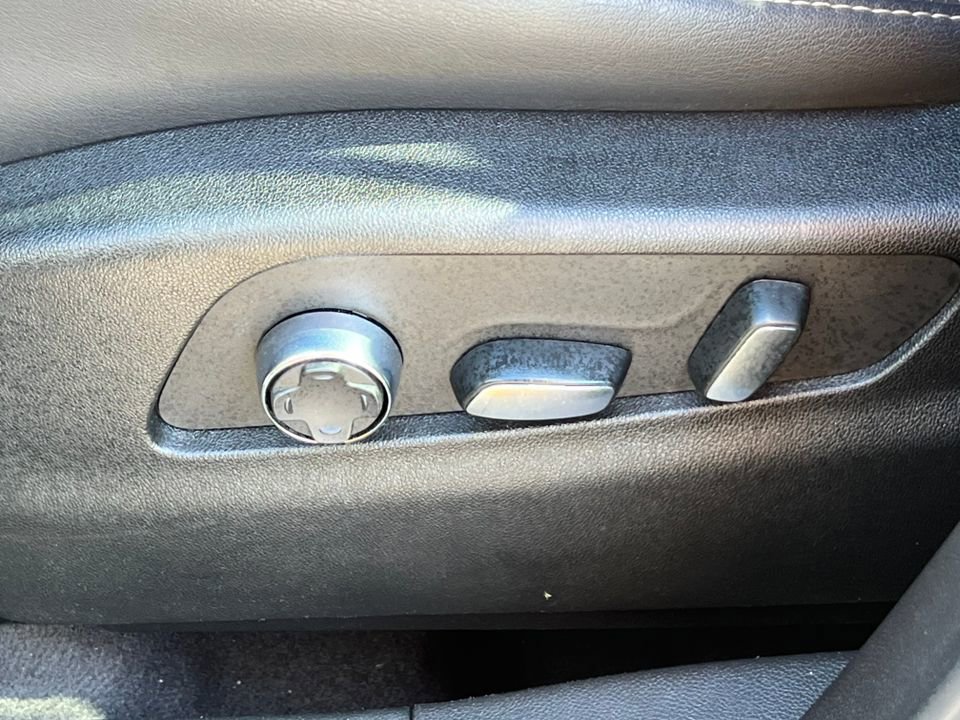 Used 2025 Cadillac XT4 Premium Luxury image 12