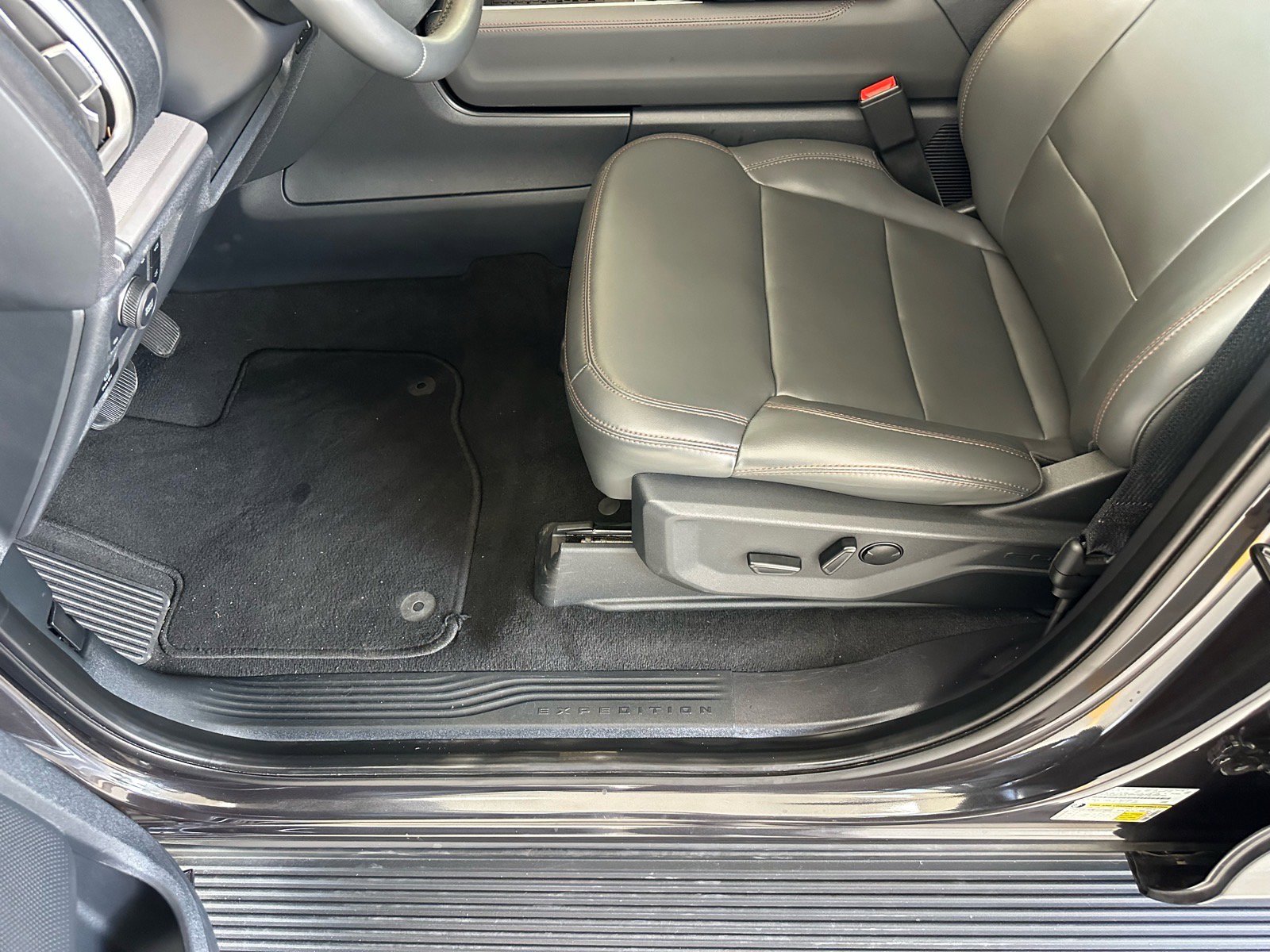 Certified 2025 Ford Expedition Active AWD/4WD image 19