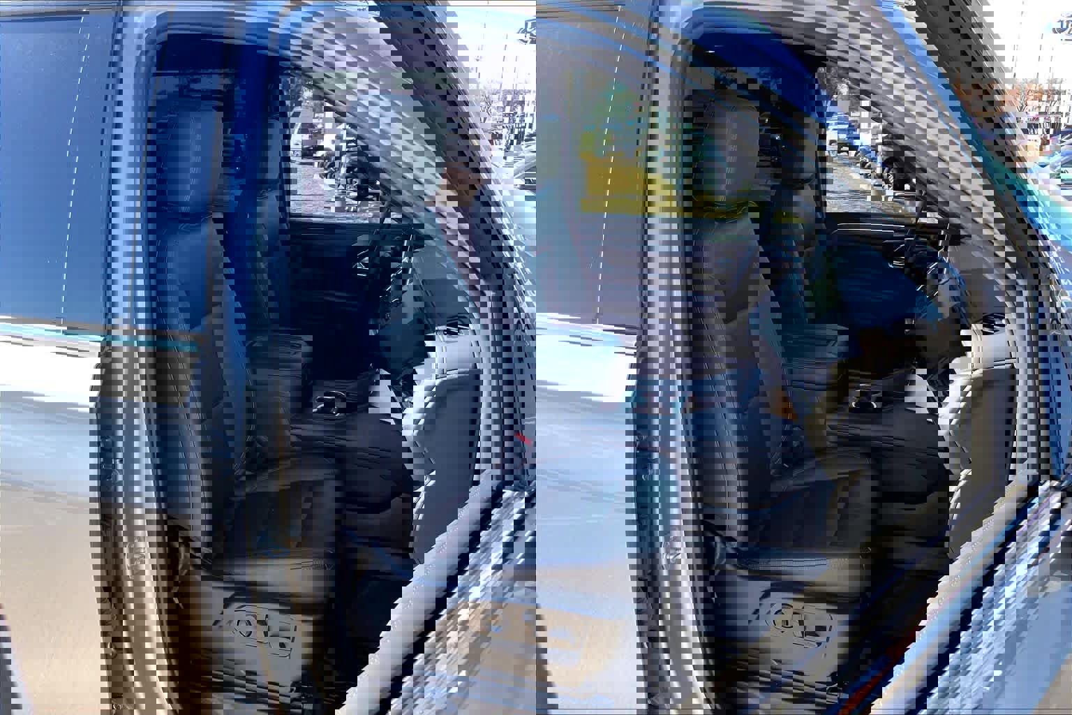 Used 2023 Chevrolet Suburban LT w/ Luxury Package image 8