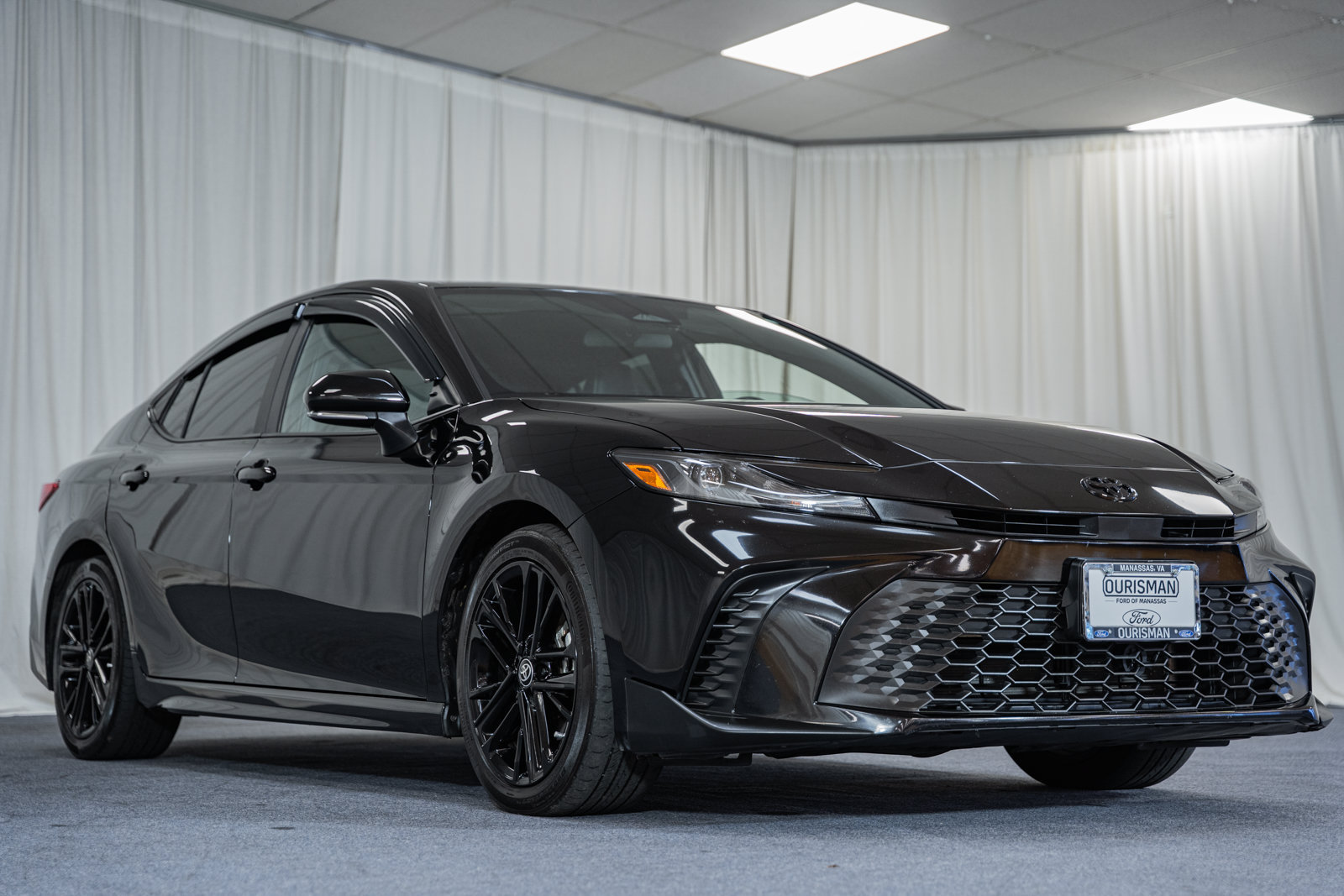 Used 2025 Toyota Camry SE FWD image 1