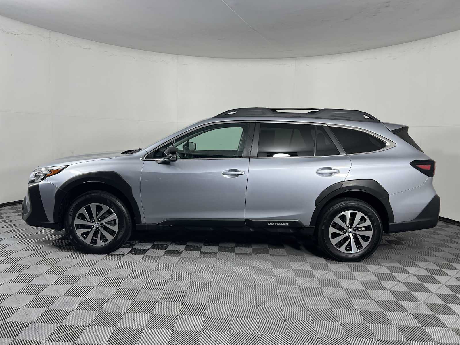 Used 2024 Subaru Outback Premium AWD/4WD image 7
