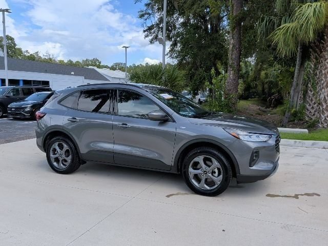Certified 2025 Ford Escape ST-Line Select AWD/4WD image 3