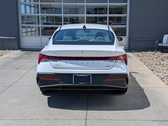 Used 2025 Hyundai Elantra Hybrid FWD image 5