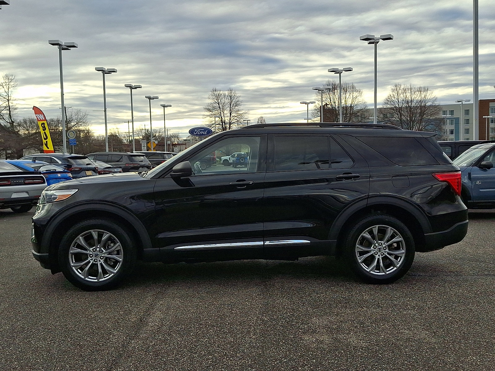 Certified 2022 Ford Explorer XLT w/ Equipment Group 202A image 3