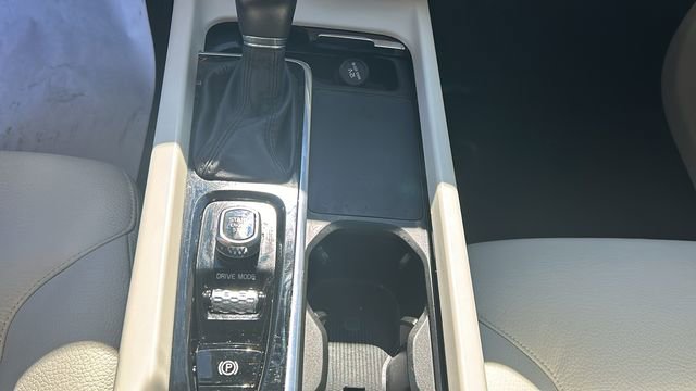 Used 2021 Volvo XC60 T5 Momentum w/ Advanced Package image 22