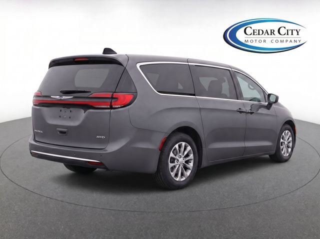 Used 2025 Chrysler Pacifica Select AWD/4WD image 4