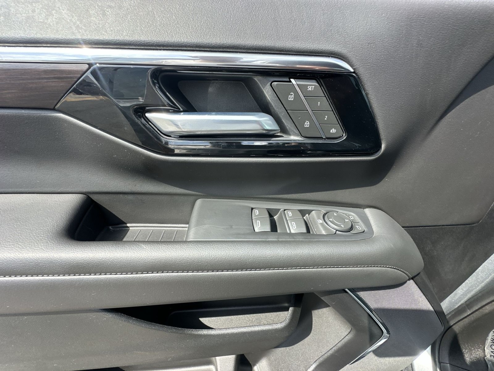 Used 2025 Chevrolet Suburban Z71 AWD/4WD image 23