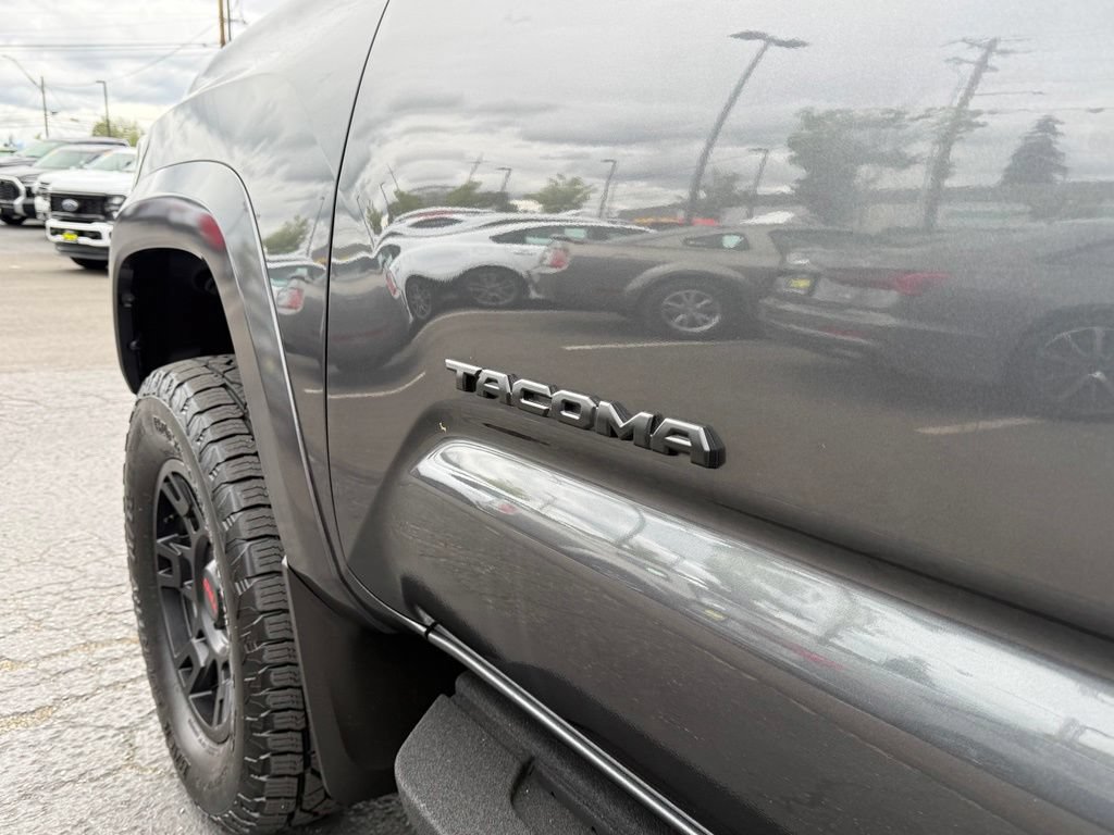 Used 2022 Toyota Tacoma TRD Sport w/ TRD Premium Sport Package AWD/4WD image 33