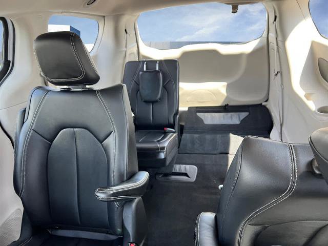 Used 2024 Chrysler Pacifica Limited FWD image 11