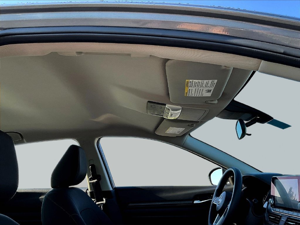 Used 2025 Nissan Altima 2.5 SV FWD image 30
