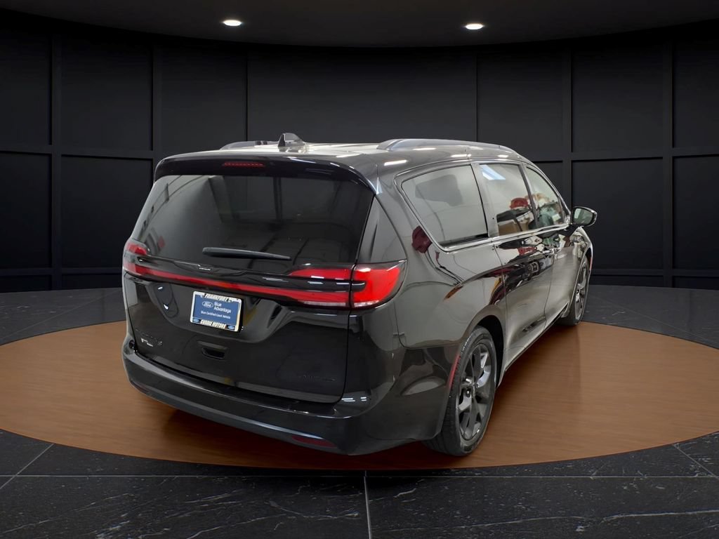Used 2025 Chrysler Pacifica Limited FWD image 6