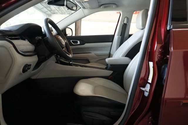 Used 2022 Jeep Compass Latitude FWD image 11