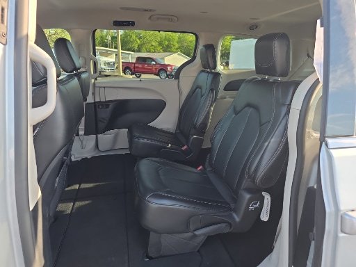 Used 2024 Chrysler Pacifica Touring-L FWD image 17