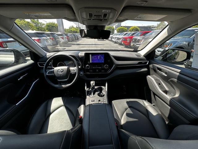 Used 2023 Toyota Highlander XLE AWD/4WD image 16