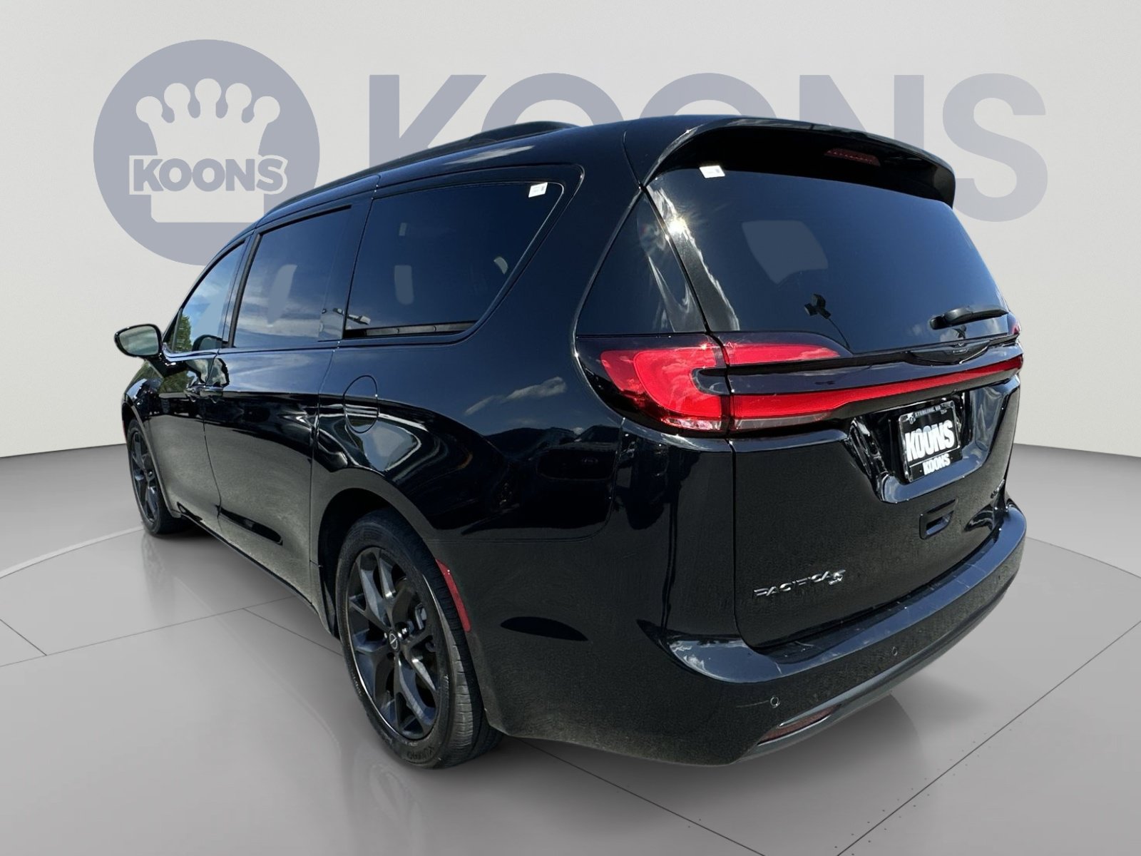 Used 2025 Chrysler Pacifica Limited FWD image 8