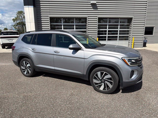 Used 2025 Volkswagen Atlas SE AWD/4WD image 2