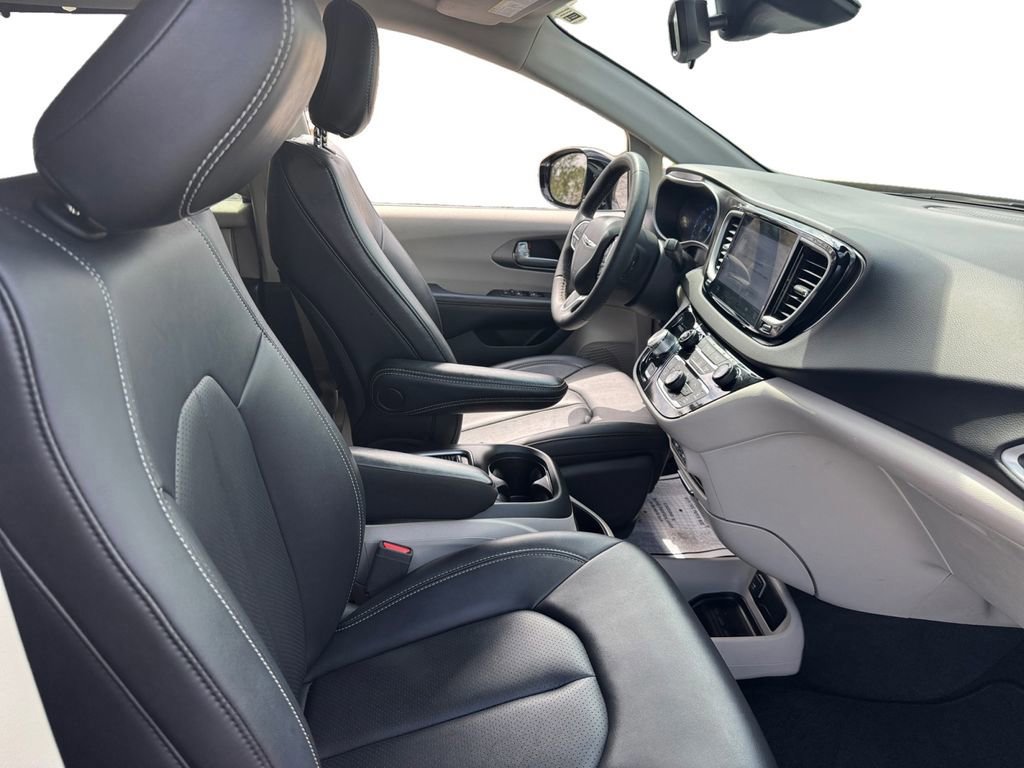 Used 2024 Chrysler Pacifica Touring-L image 18