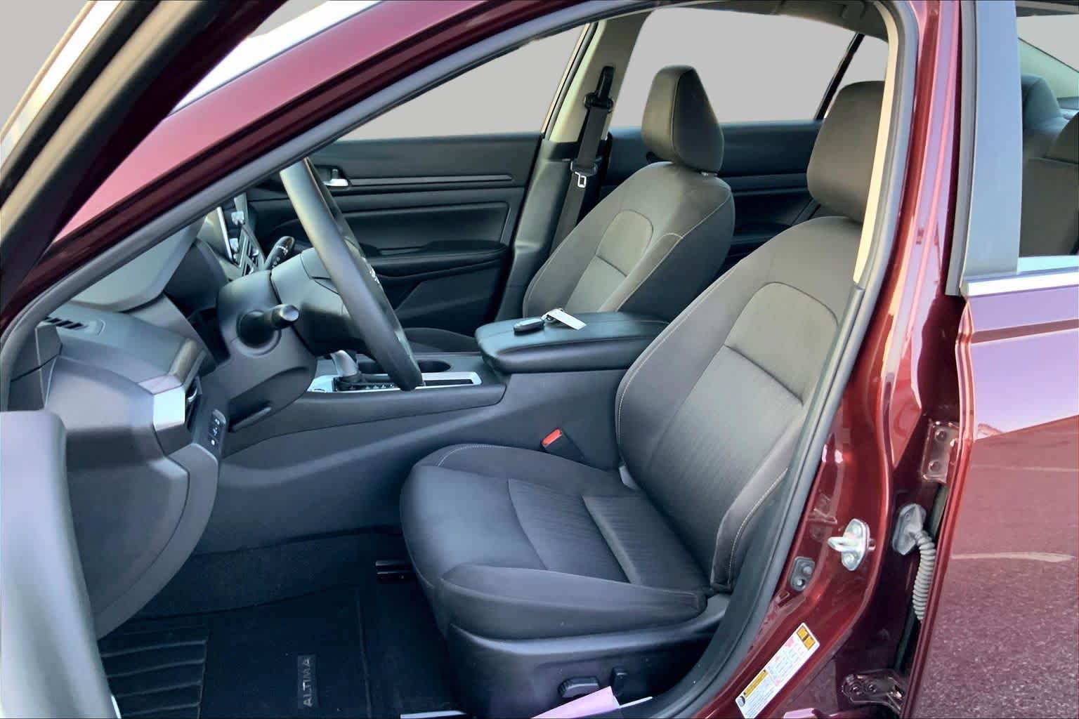 Used 2025 Nissan Altima 2.5 SV FWD image 8