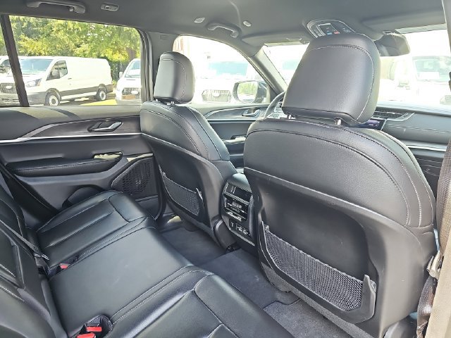 Used 2025 Jeep Grand Cherokee Limited AWD/4WD image 13
