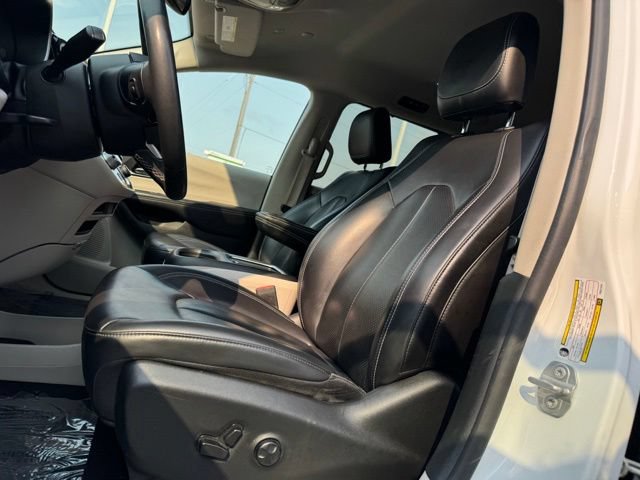 Used 2023 Chrysler Pacifica Touring-L FWD image 5