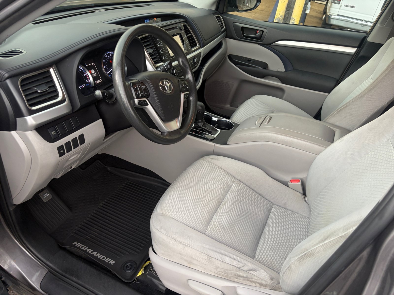 Used 2019 Toyota Highlander LE AWD/4WD image 21