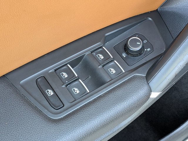 Used 2018 Volkswagen Tiguan SEL w/ R-Line Package image 14