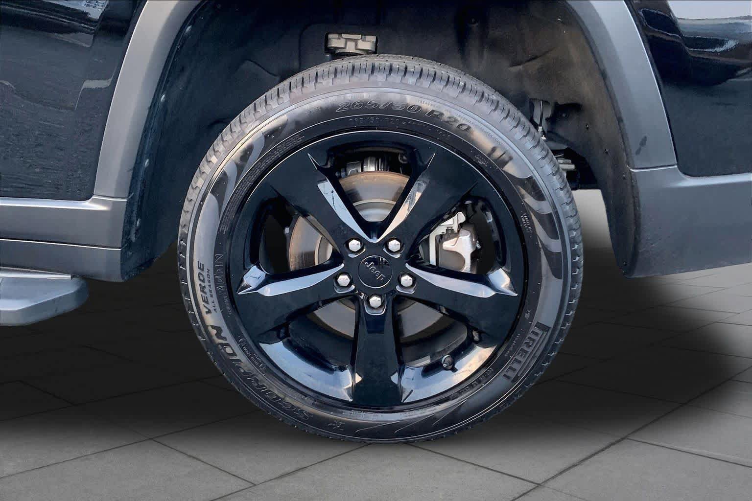 Used 2024 Jeep Grand Cherokee L Limited w/ Black Appearance Package RWD image 11