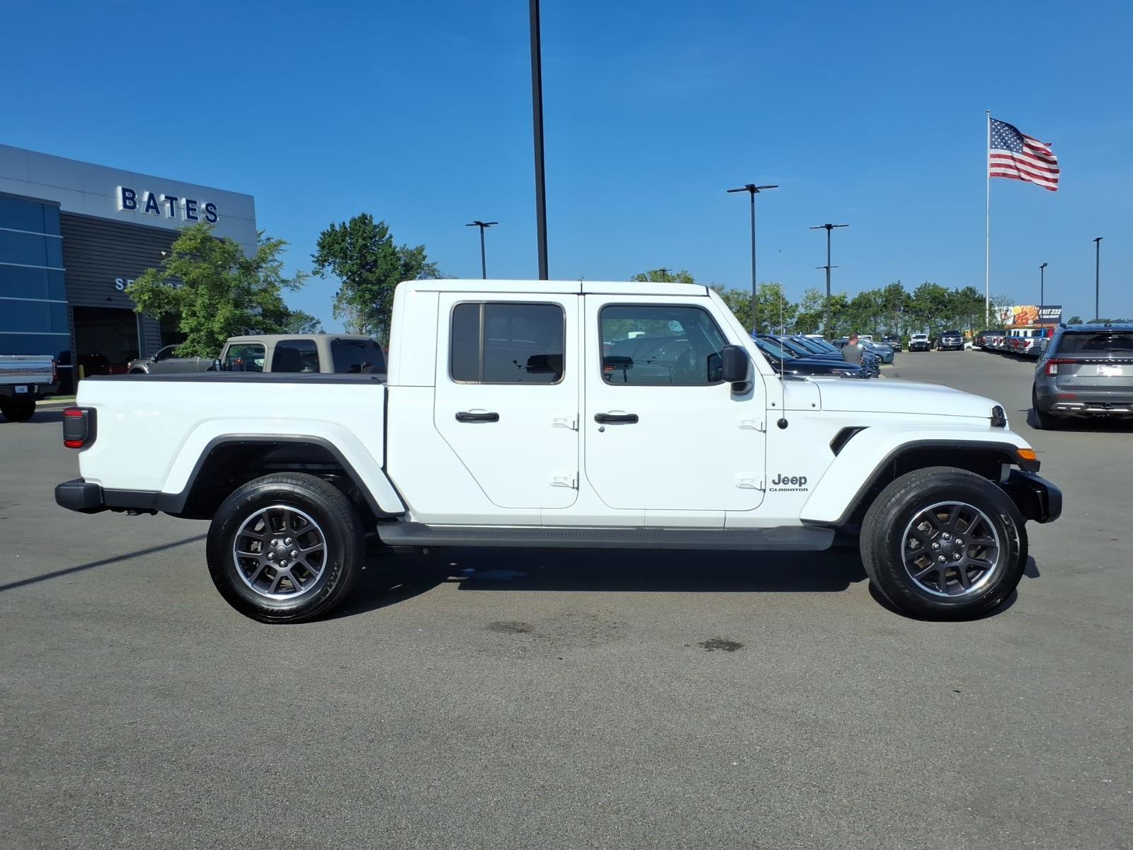 Used 2022 Jeep Gladiator Overland w/ LED Lighting Group AWD/4WD image 2