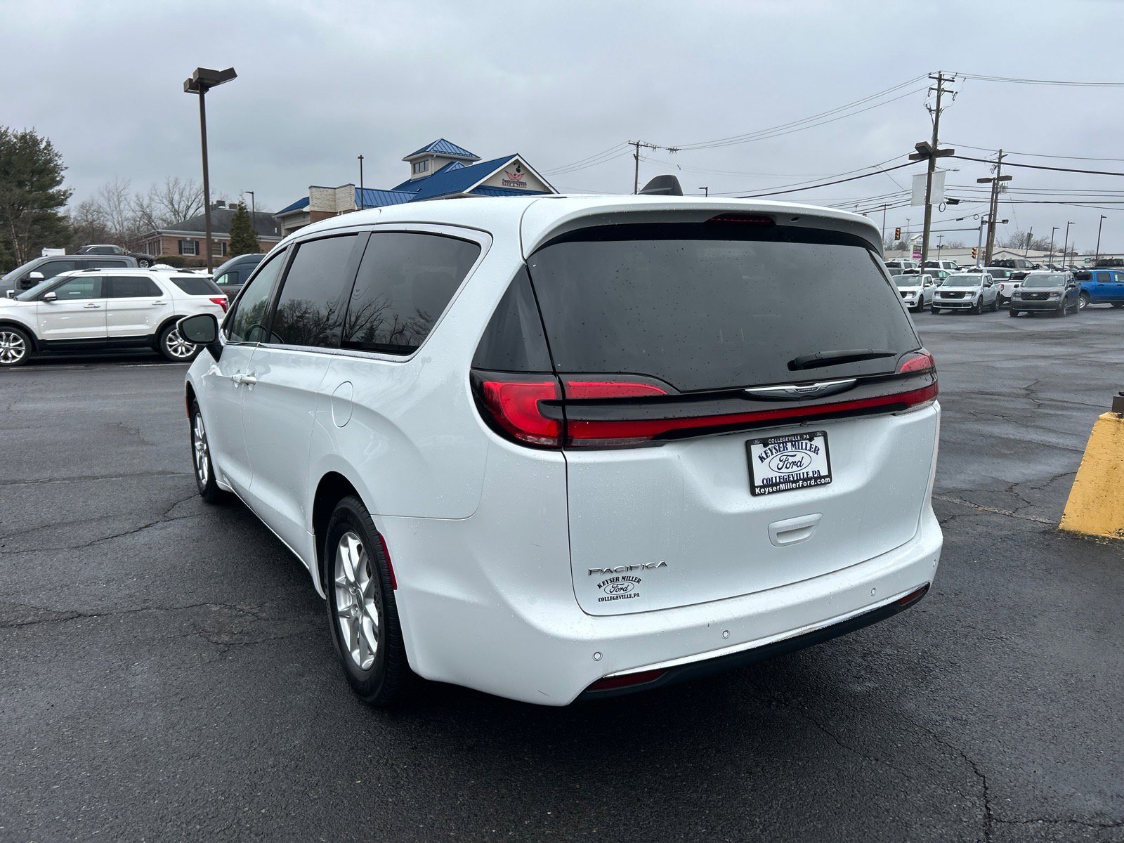 Used 2023 Chrysler Pacifica Touring-L image 11