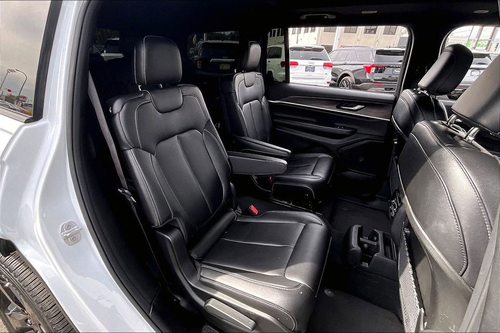 Used 2024 Jeep Grand Cherokee L Limited w/ Black Appearance Package AWD/4WD image 26