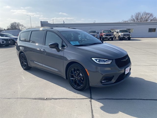 Used 2025 Chrysler Pacifica Limited FWD image 1