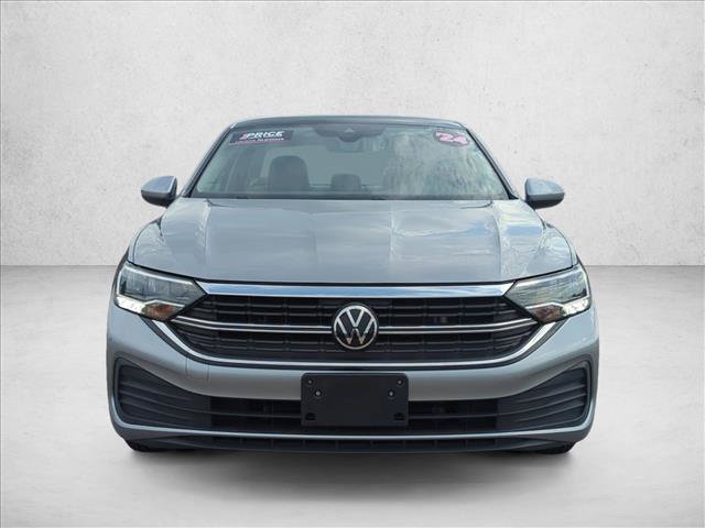 Used 2024 Volkswagen Jetta SE FWD image 2